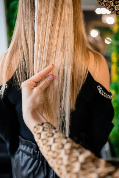 Professionele Kapper Voorbereiding Van Blond Haar Voor Extensies Een Schoonheidssalon — Stockfoto