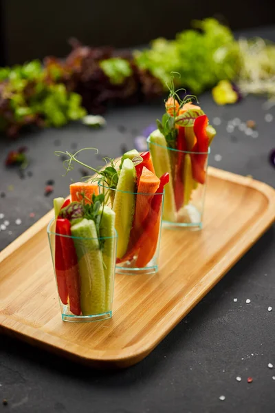 Bardakta çiğ sebze dilimleri (havuç, salatalık, tatlı biber). Diyet, sağlıklı ve vejetaryen yiyecekler..