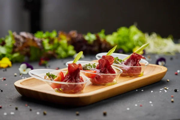 Kuru jambondan aperatif, arka planda jambon dilimleri. Restoran menüsü için fotoğraf