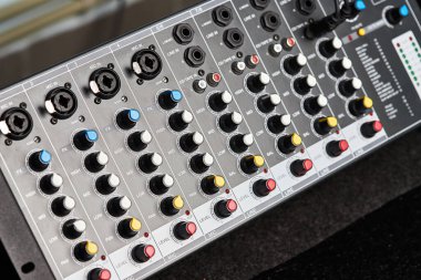Ses karıştırıcı ekipman, akustik müzik karıştırma mühendisliği konsepti. Radyo ve televizyon yayıncılığında uzmanlaşmak için ses kontrol cihazı. Çoklu Kanal Karıştırma İşlemcisi. Kapat şunu.