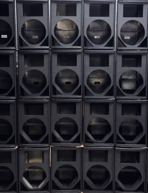 Üst düzey hoparlörler için kutular. Müzik stüdyosu hoparlörleri. Ses kayıt stüdyosu için ses sistemi. Profesyonel hoparlör kutusu. Ev sineması için ses ekipmanı. Elektronik müzik konsepti.