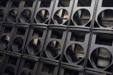 Üst düzey hoparlörler için kutular. Müzik stüdyosu hoparlörleri. Ses kayıt stüdyosu için ses sistemi. Profesyonel hoparlör kutusu. Ev sineması için ses ekipmanı. Elektronik müzik konsepti.