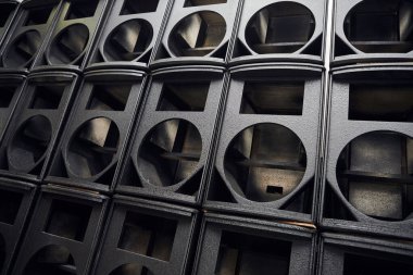 Üst düzey hoparlörler için kutular. Müzik stüdyosu hoparlörleri. Ses kayıt stüdyosu için ses sistemi. Profesyonel hoparlör kutusu. Ev sineması için ses ekipmanı. Elektronik müzik konsepti.