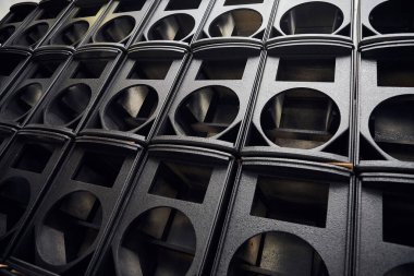 Üst düzey hoparlörler için kutular. Müzik stüdyosu hoparlörleri. Ses kayıt stüdyosu için ses sistemi. Profesyonel hoparlör kutusu. Ev sineması için ses ekipmanı. Elektronik müzik konsepti.