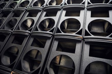 Üst düzey hoparlörler için kutular. Müzik stüdyosu hoparlörleri. Ses kayıt stüdyosu için ses sistemi. Profesyonel hoparlör kutusu. Ev sineması için ses ekipmanı. Elektronik müzik konsepti.