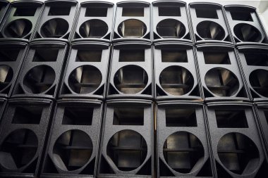 Üst düzey hoparlörler için kutular. Müzik stüdyosu hoparlörleri. Ses kayıt stüdyosu için ses sistemi. Profesyonel hoparlör kutusu. Ev sineması için ses ekipmanı. Elektronik müzik konsepti.