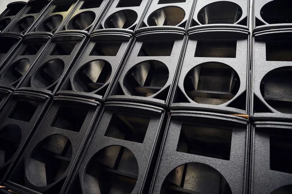 Üst düzey hoparlörler için kutular. Müzik stüdyosu hoparlörleri. Ses kayıt stüdyosu için ses sistemi. Profesyonel hoparlör kutusu. Ev sineması için ses ekipmanı. Elektronik müzik konsepti.