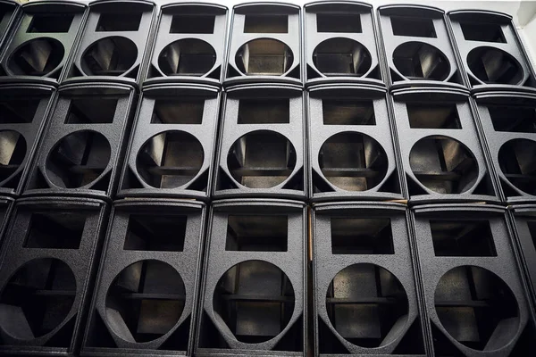 Üst düzey hoparlörler için kutular. Müzik stüdyosu hoparlörleri. Ses kayıt stüdyosu için ses sistemi. Profesyonel hoparlör kutusu. Ev sineması için ses ekipmanı. Elektronik müzik konsepti.