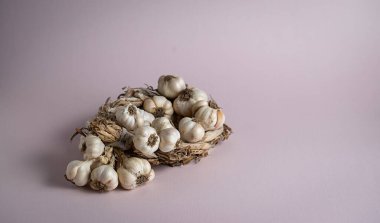 Hafif arkaplanda mis kokulu sarımsak çelengi var. Tarım ve tarım