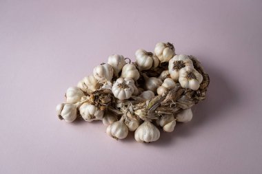 Hafif arkaplanda mis kokulu sarımsak çelengi var. Tarım ve tarım