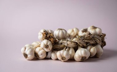 Hafif arkaplanda mis kokulu sarımsak çelengi var. Tarım ve tarım