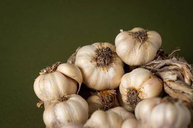 Zeytin zemininde mis kokulu sarımsak çelengi var. Tarım ve tarım