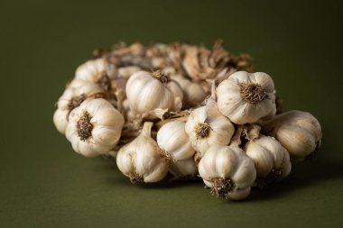 Zeytin zemininde mis kokulu sarımsak çelengi var. Tarım ve tarım