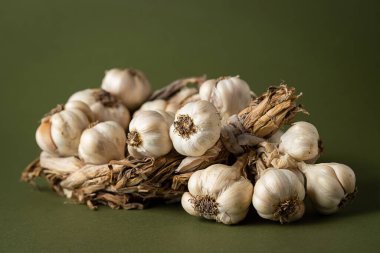 Zeytin zemininde mis kokulu sarımsak çelengi var. Tarım ve tarım