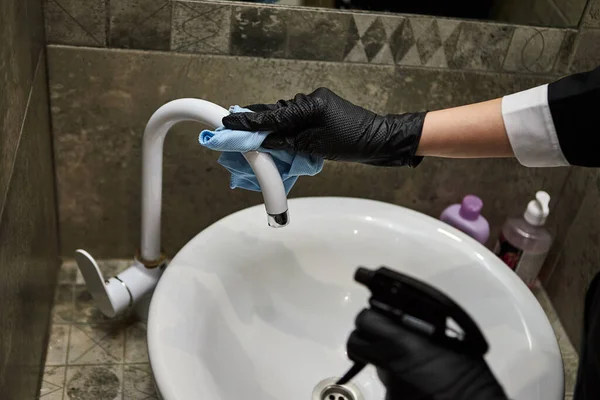 Empresa Profesional Servicios Limpieza Empleada Guantes Goma Limpieza Grifo Agua — Foto de Stock