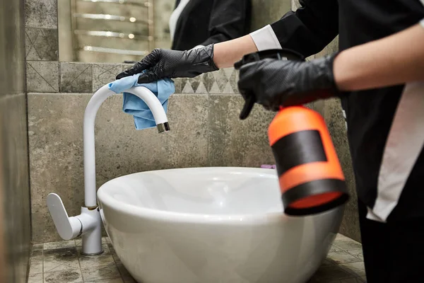 Empresa Profesional Servicios Limpieza Empleada Guantes Goma Limpieza Grifo Agua — Foto de Stock