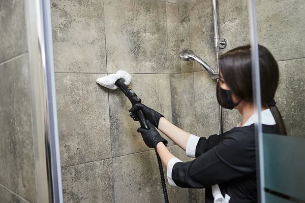 Cleaning Service Company Employee Rubber Gloves Cleaning Tiles Bathroom Professional — ストック写真