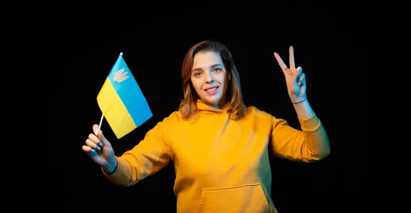 Ukrainas Nationella Flagga Vacker Ukrainska Flicka Med Regeringens Flagga Pinne — Stockfoto