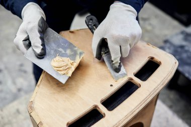 Tahta parçası. Marangozluk fabrikasında ahşap ürünleri yağmalayan el işçisi. Çalışma sürecini kapat