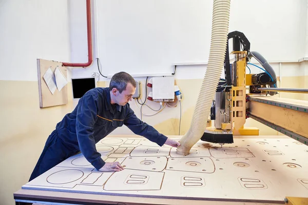 Człowiek Pracuje Drewnianej Maszynie Cnc Urządzenie Sterowaniem Numerycznym Przemysł Drzewny — Zdjęcie stockowe