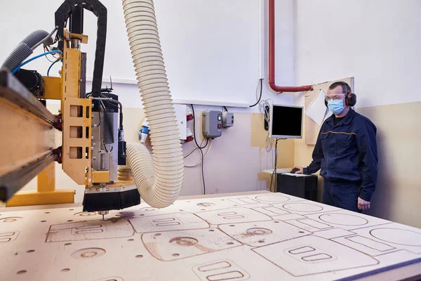 Человек Работает Деревянной Машине Чпу Устройство Числовым Управлением Деревообрабатывающая Промышленность — стоковое фото