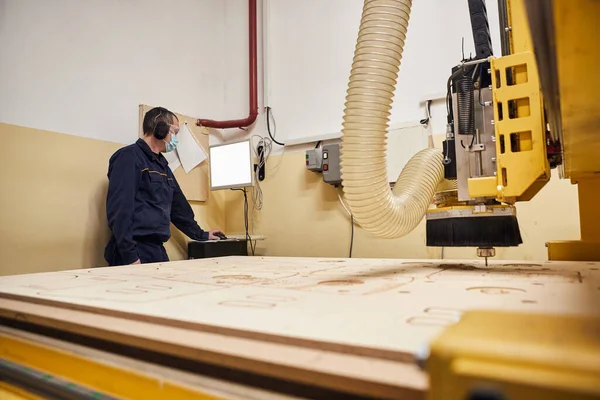 人在木制数控机床上工作 带数字控制的装置 木材业 — 图库照片