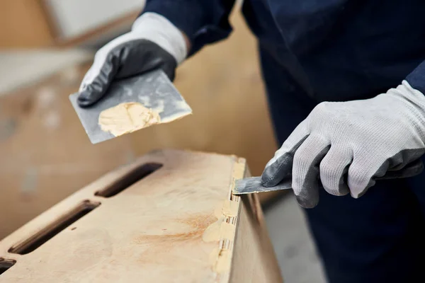 Kładź Drewno Pracownik Fizyczny Zajmujący Się Pakowaniem Wyrobów Drewnianych Przy — Zdjęcie stockowe