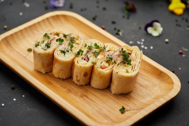 Peynirli ve domatesli pide ekmeği. Koyu arkaplanda küçük sandviçlerin çeşitli karışımları. Restoran menüsü için fotoğraf