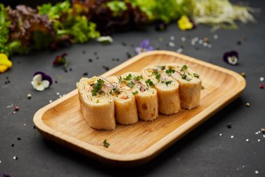 Peynirli ve domatesli pide ekmeği. Koyu arkaplanda küçük sandviçlerin çeşitli karışımları. Restoran menüsü için fotoğraf