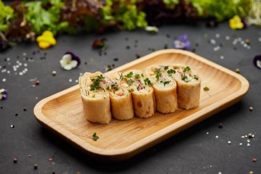 Peynirli ve domatesli pide ekmeği. Koyu arkaplanda küçük sandviçlerin çeşitli karışımları. Restoran menüsü için fotoğraf