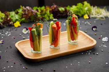 Bardakta çiğ sebze dilimleri (havuç, salatalık, tatlı biber). Diyet, sağlıklı ve vejetaryen yiyecekler..