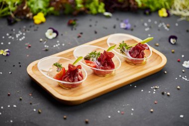 Kuru jambondan aperatif, arka planda jambon dilimleri. Restoran menüsü için fotoğraf