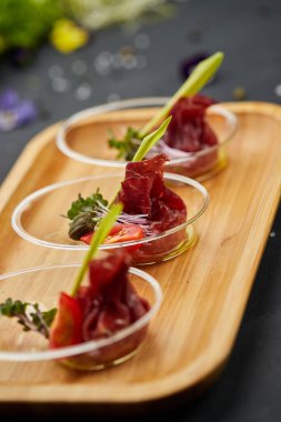 Kuru jambondan aperatif, arka planda jambon dilimleri. Restoran menüsü için fotoğraf