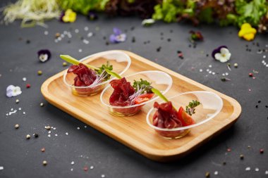 Kuru jambondan aperatif, arka planda jambon dilimleri. Restoran menüsü için fotoğraf