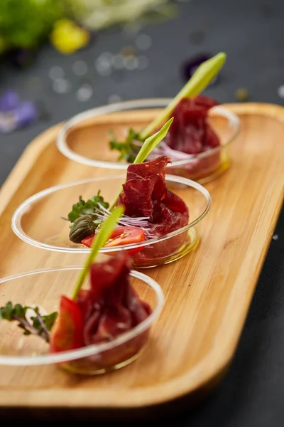 Kuru jambondan aperatif, arka planda jambon dilimleri. Restoran menüsü için fotoğraf