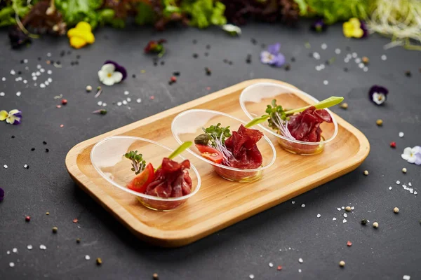 Kuru jambondan aperatif, arka planda jambon dilimleri. Restoran menüsü için fotoğraf