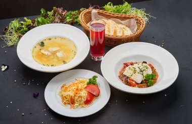 Çorba, lahana salatası, sebzeli tavuk ve komposto içeren iş yemeği menüsü.