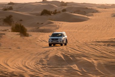 11 Kasım 2021, BAE, Dubai: Dubai veya Abu Dabi 'deki kum tepeleri boyunca çöl Safari' si - turistler için geleneksel eğlence 