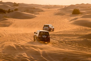 11 Kasım 2021, BAE, Dubai: Dubai veya Abu Dabi 'deki kum tepeleri boyunca çöl Safari' si - turistler için geleneksel eğlence 