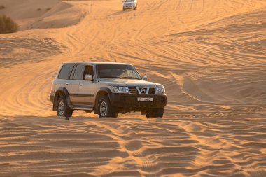 11 Kasım 2021, BAE, Dubai: Dubai veya Abu Dabi 'deki kum tepeleri boyunca çöl Safari' si - turistler için geleneksel eğlence 