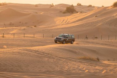 11 Kasım 2021, BAE, Dubai: Dubai veya Abu Dabi 'deki kum tepeleri boyunca çöl Safari' si - turistler için geleneksel eğlence 