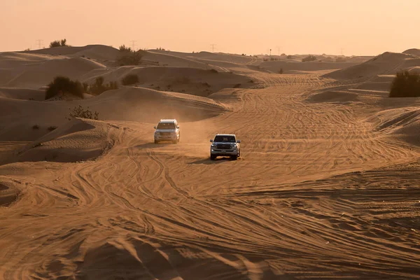 2021年11月11日 アラブ首長国連邦 ドバイ 砂漠のサファリドバイまたはアブダビ アラブ首長国連邦の砂丘に沿って 観光客のための伝統的なエンターテイメント — ストック写真
