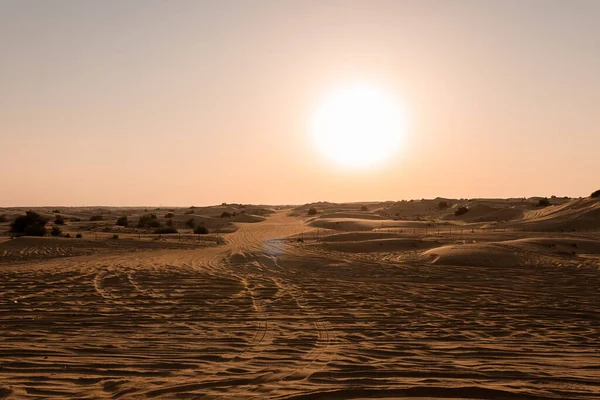 ドバイまたはアブダビ アラブ首長国連邦の空の砂丘と砂漠の夕日 — ストック写真