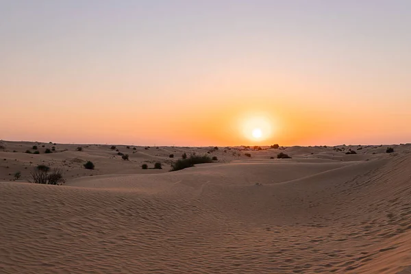 ドバイまたはアブダビ アラブ首長国連邦の空の砂丘と砂漠の夕日 — ストック写真