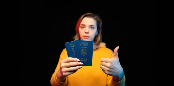 Pasaporte Nacional Ucrania Hermosa Chica Ucraniana Con Pasaporte Del Gobierno — Foto de Stock
