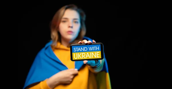 Menina Ucraniana Bonita Com Uma Bandeira Estado Smartphone Nas Mãos — Fotografia de Stock