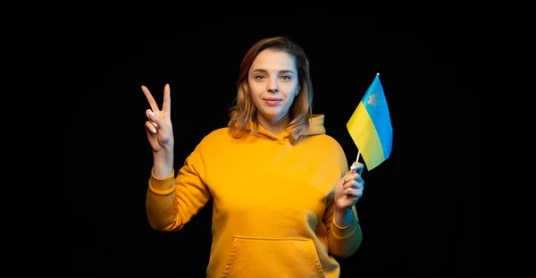 Ukrainas Nationella Flagga Vacker Ukrainska Flicka Med Regeringens Flagga Pinne — Stockfoto