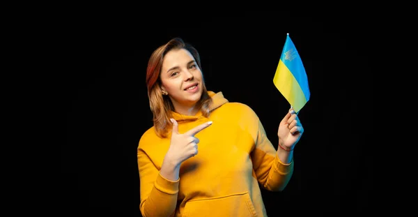 Nationalflagge Der Ukraine Schöne Ukrainische Mädchen Mit Regierungsfahne Auf Einem — Stockfoto