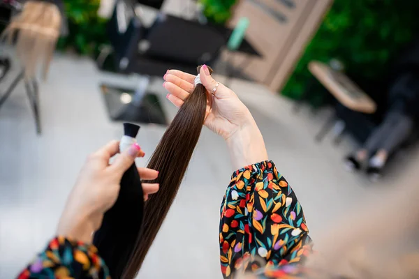 Professionele Kapper Demonstreren Haarmonsters Voor Uitbreiding Schoonheidssalon — Stockfoto