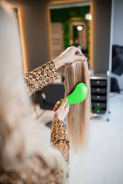 Coafeză Profesională Pregătește Părul Blond Pentru Extensii Pieptănă Într Salon — Fotografie, imagine de stoc